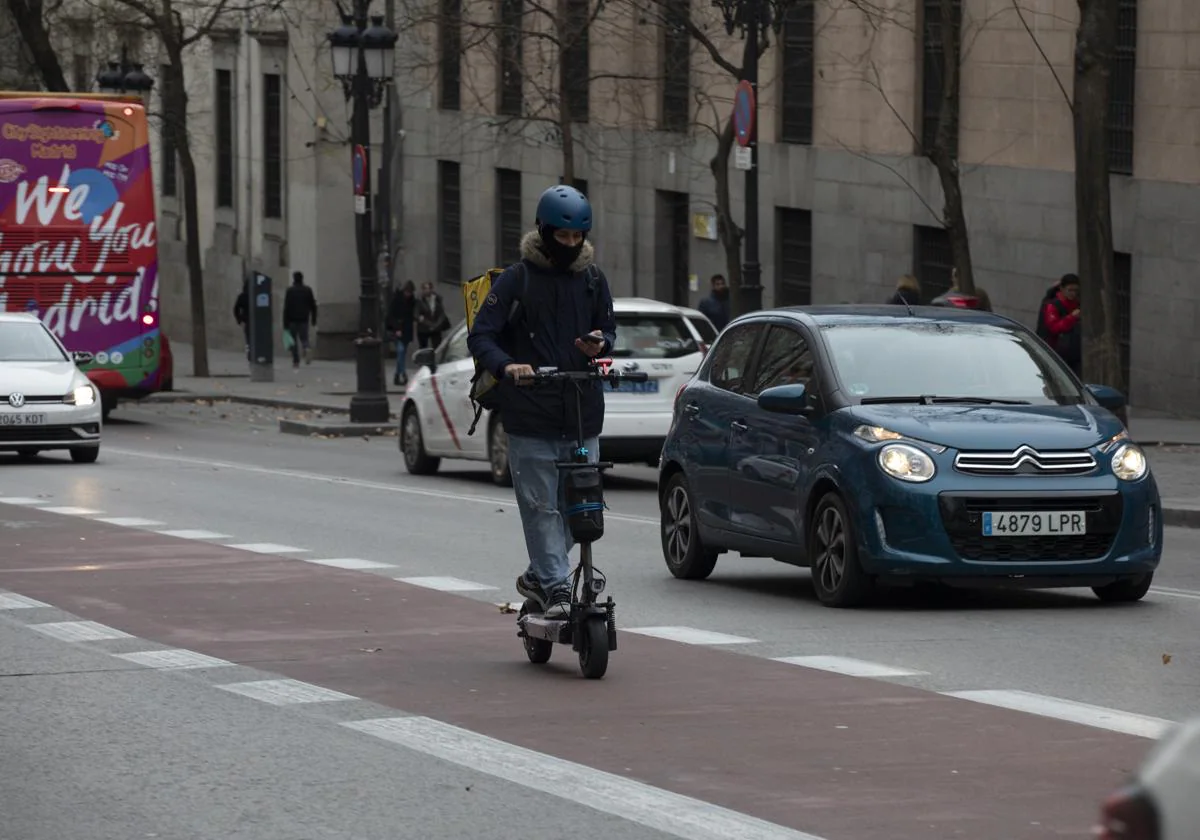 Un hombre circula en patinete