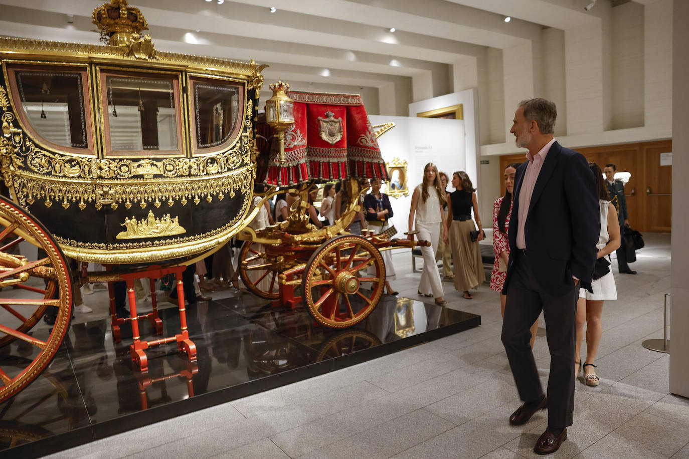 El rey Felipe VI contempla un carruaje en la Galería de Colecciones Reales