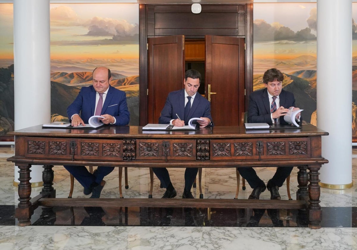 Andoni Ortuzar, Imanol Pradales y  Eneko Andueza, durante la firma para la conformación del Gobierno Vasco