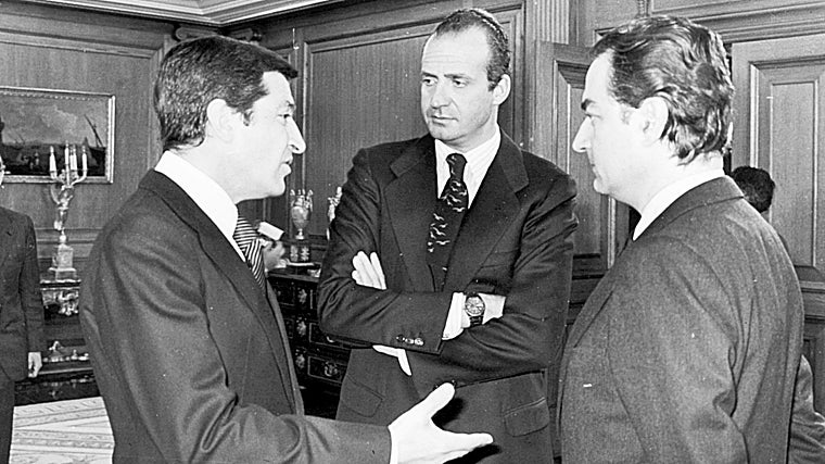 Adolfo Suárez (izquierda) hablando con Don Juan Carlos (centro) y Landelino Lavilla en el Palacio de la Zarzuela tras la victoria de UCD en la elecciones del 1 de marzo de 1979