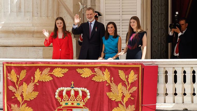 Los Reyes, la Princesa Leonor y la Infanta Sofía saludan desde el balcón del Palacio Real