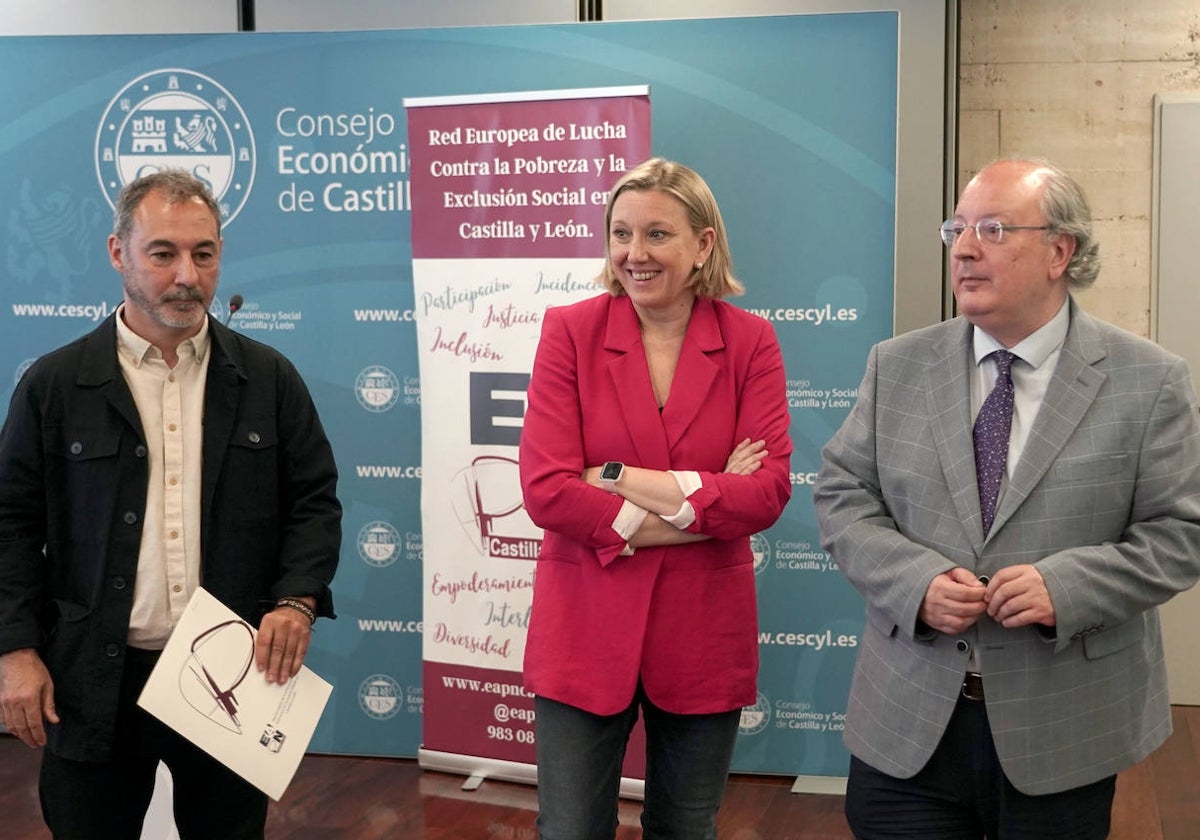 La consejera de Familia e Igualdad de Oportunidades, Isabel Blanco; el presidente del Consejo Económico y Social de Castilla y León, Enrique Cabero; y el presidente de EAPN Castilla y León, Óscar Castro