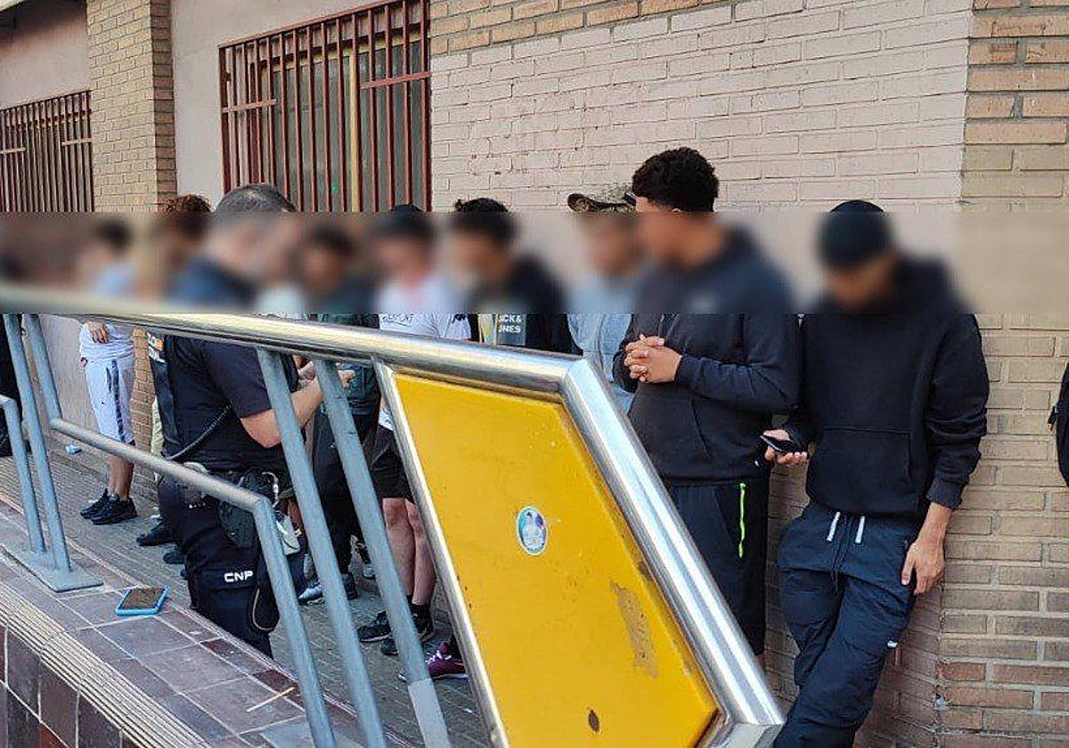 Imagen de la identificación policial de un grupo de adolescentes este martes en Valencia