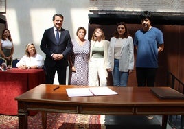 La familia de Julio Anguita entrega al Ayuntamiento de Córdoba 38 carpetas con cartas, documentos y grabaciones