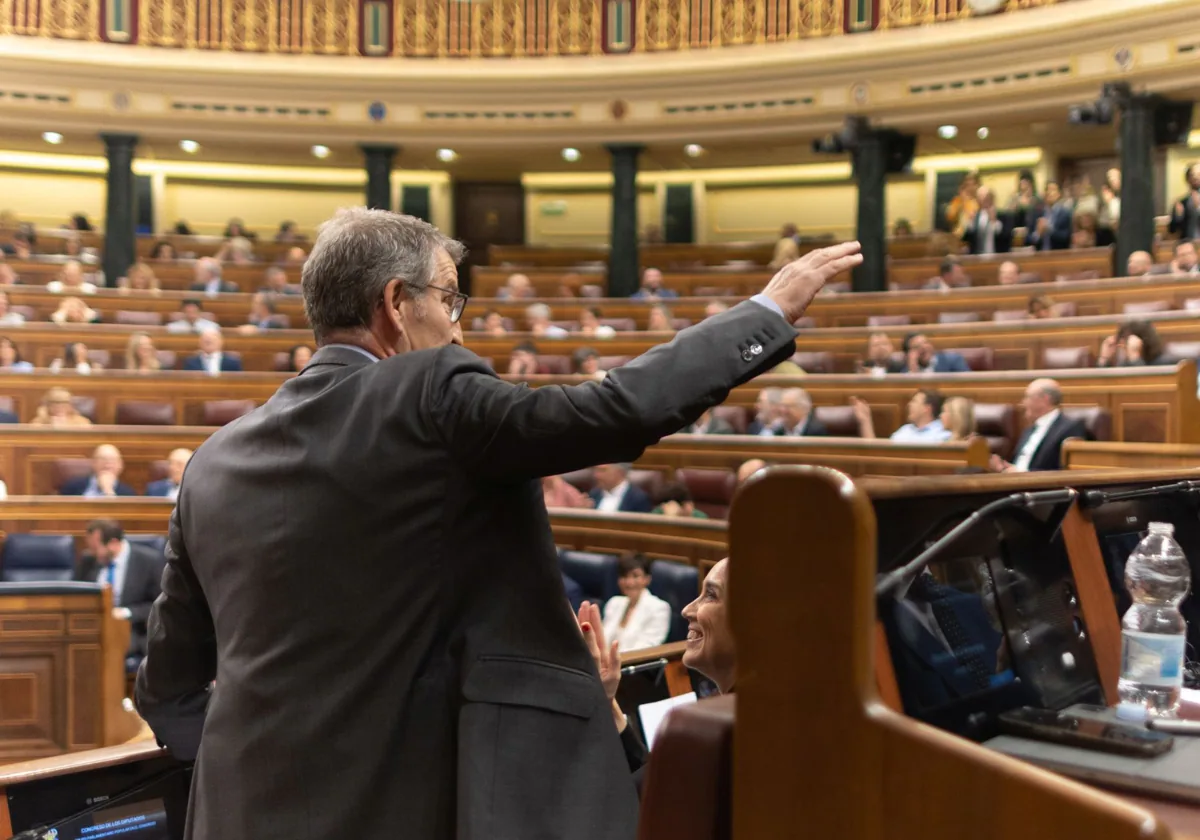 El presidente del PP, Alberto Núñez Feijóo, agradece la ovación de su bancada, tras su pregunta al jefe del Ejecutivo, Pedro Sánchez, en la sesión de control del Congreso al Gobierno