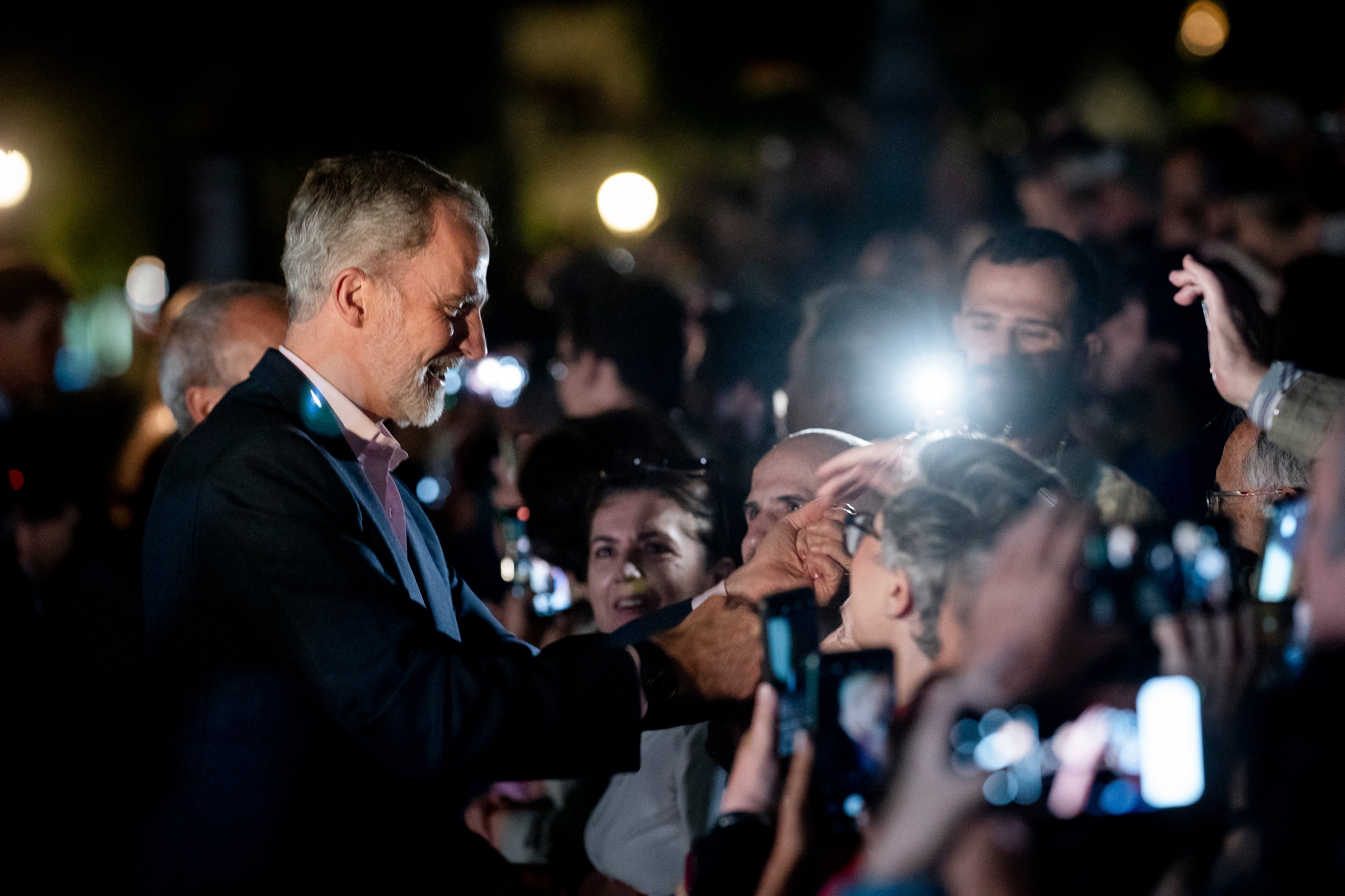 El Rey Felipe VI saluda al público antes de la proyección de un videomapping.