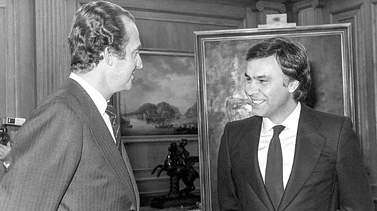 El Rey Don Juan Carlos junto a Felipe González en 1982