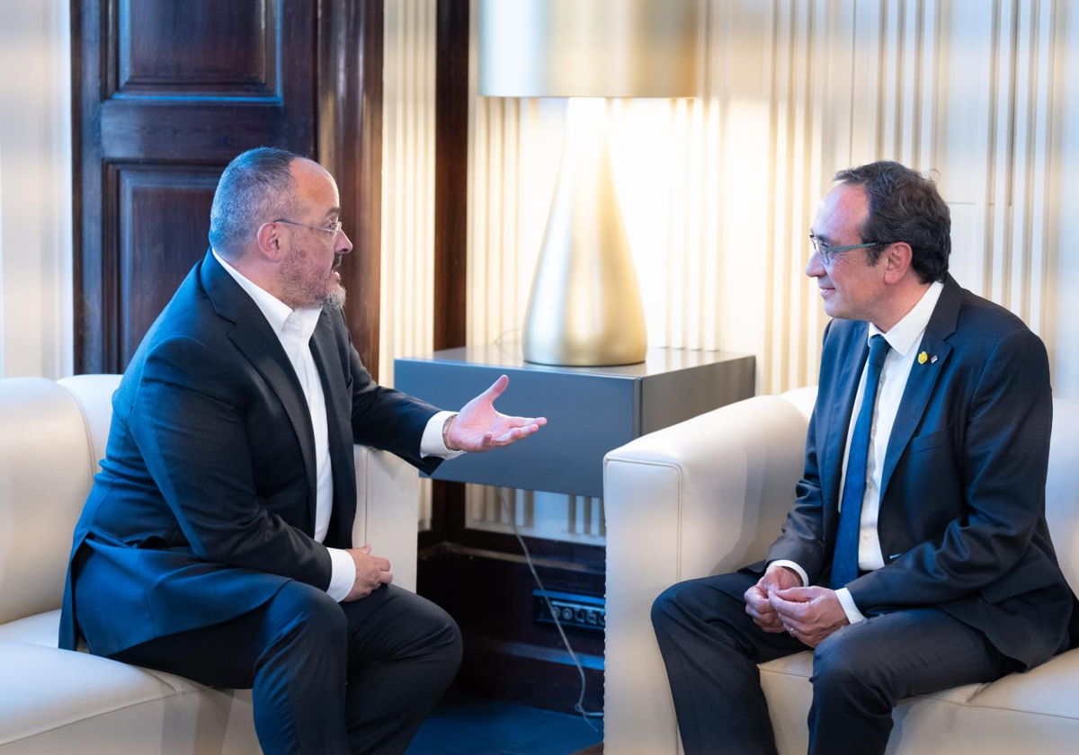 Alejandro Fernández y Josep Rull, ayer, en el Parlamento de Cataluña, reunidos con motivo de la ronda de contactos del segundo con los grupos parlamentarios para la investidura de los candidatos