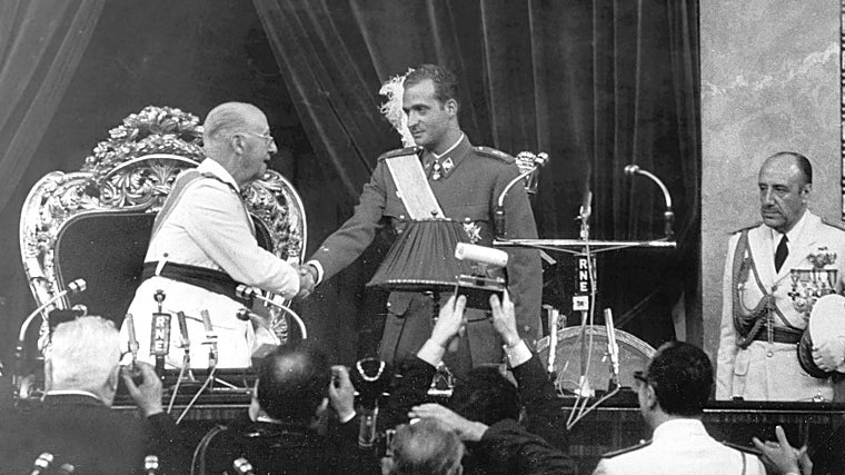 Don Juan Carlos de Borbón el día que juró ante el general Franco su cargo como sucesor a título de Rey