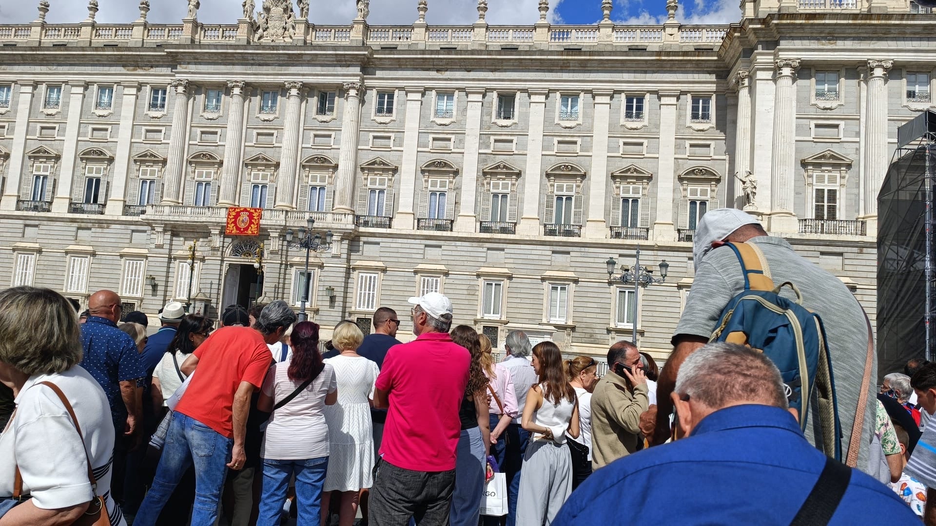 Multitud de personas se congregan frente al Palacio Real antes del arranque de los actos por el décimo aniversario de Felipe VI.