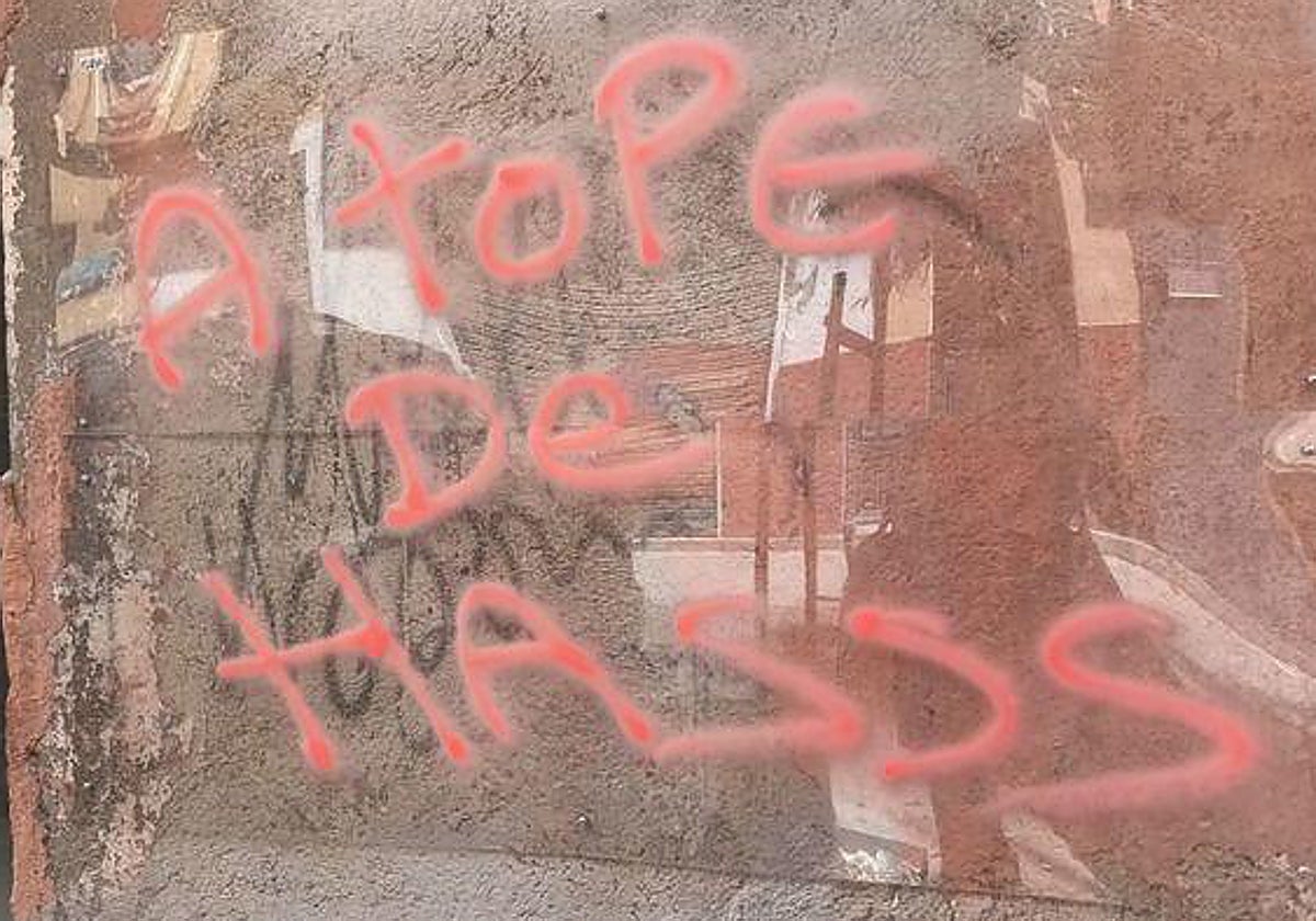 La pintada que tapa la firma de Muelle recién protegida en La Latina