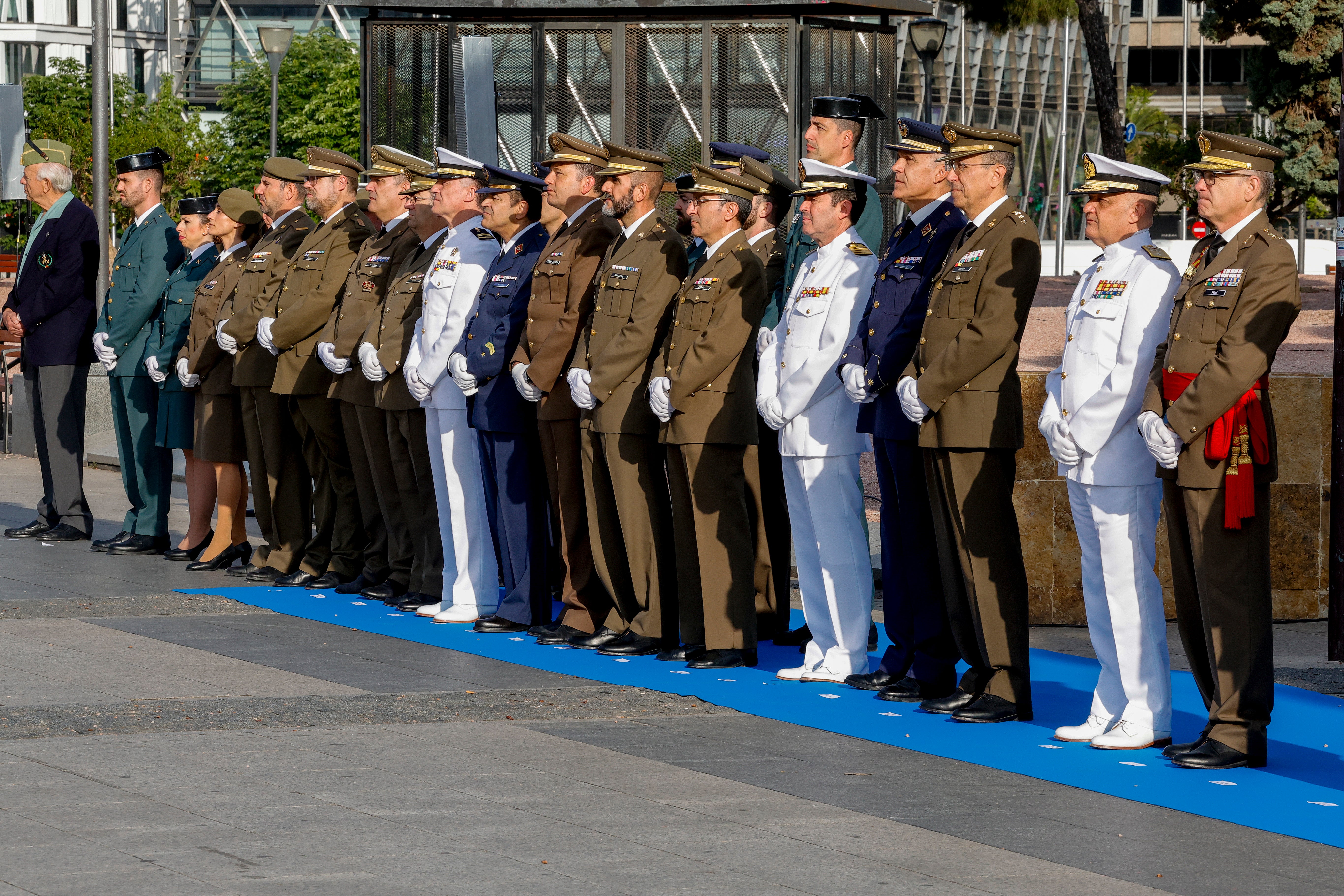 Representantes de los tres ejércitos y de la Guardia Civil asisten al acto de izado de bandera.