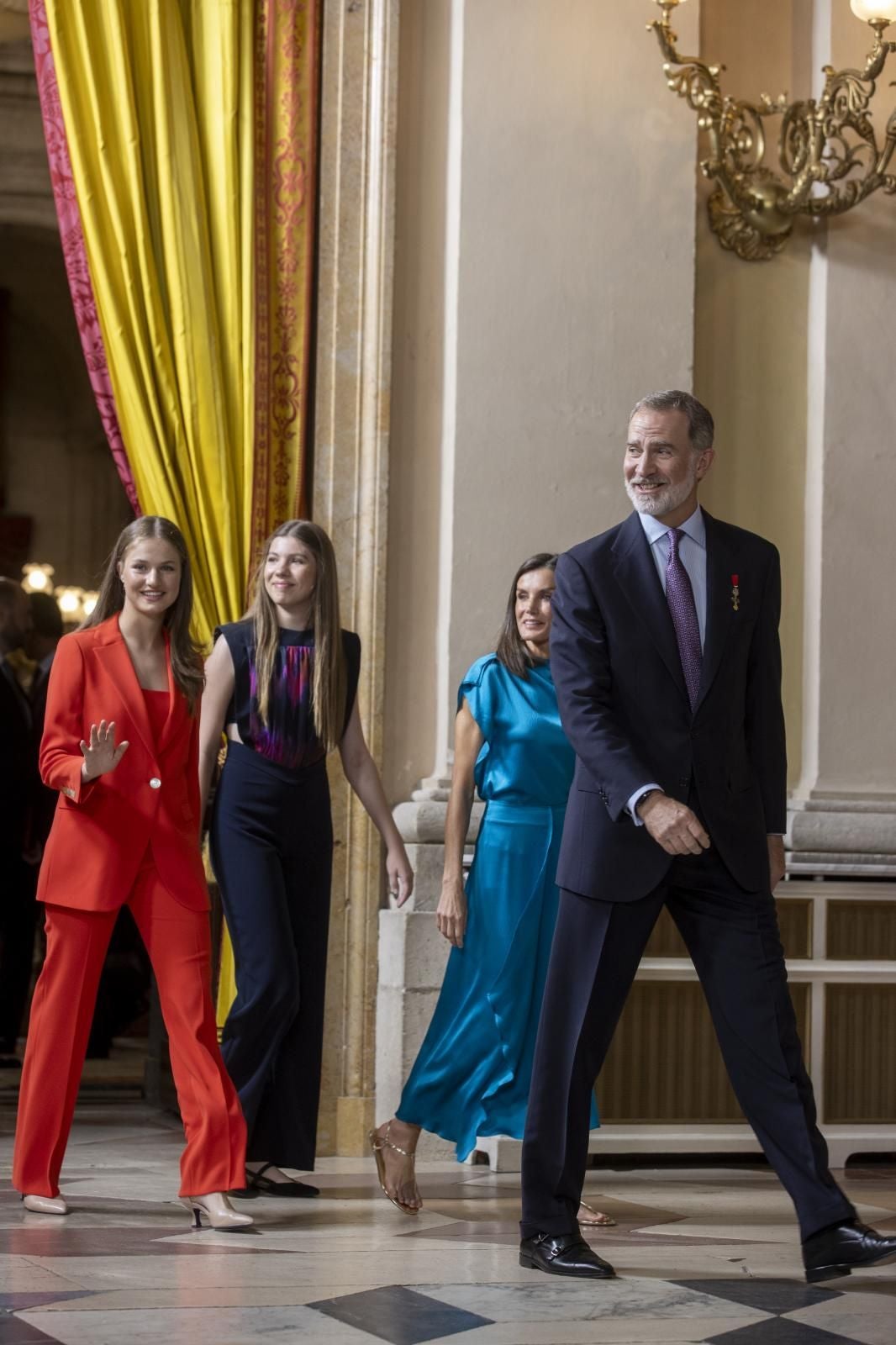 Los Reyes, la Princesa Leonor y la Infanta Sofía a su llegada a la ceremonia de imposiciones de condecoraciones de la Orden del Mérito Civil