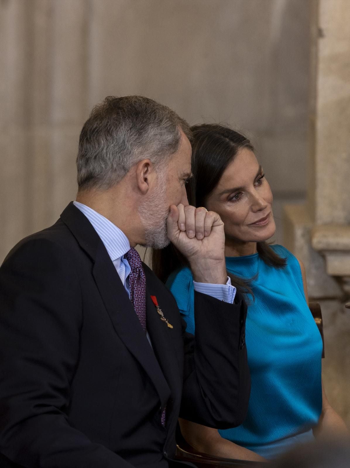 Don Felipe comparte unas palabras con Doña Letizia