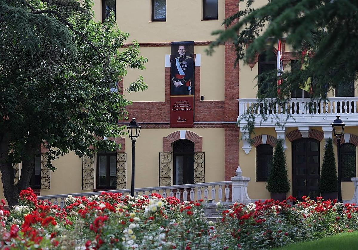 Imagen conmemorativa de los diez años de reinado de Felipe VI en la fachada del edificio de Presidencia