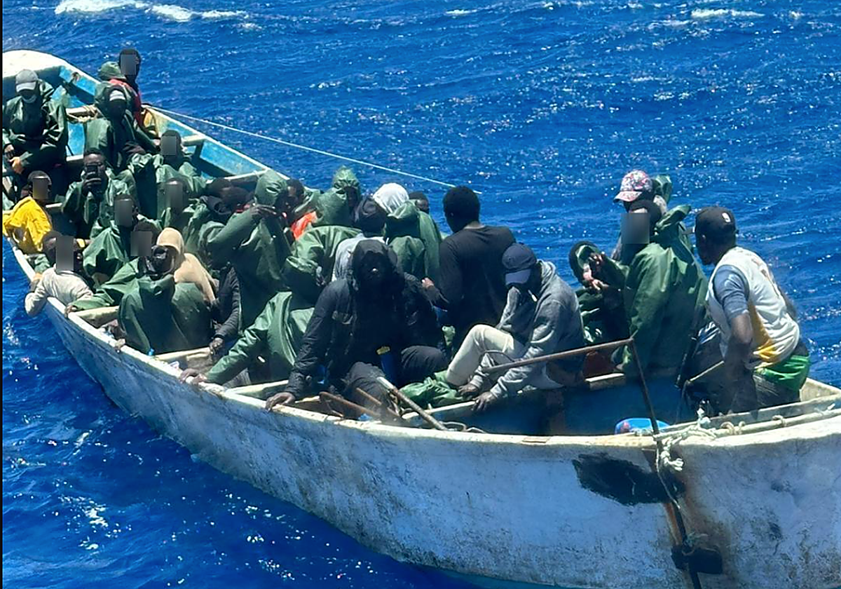 En el cayuco viajaban 63 personas subsaharianas, y un bebé, en buen estado