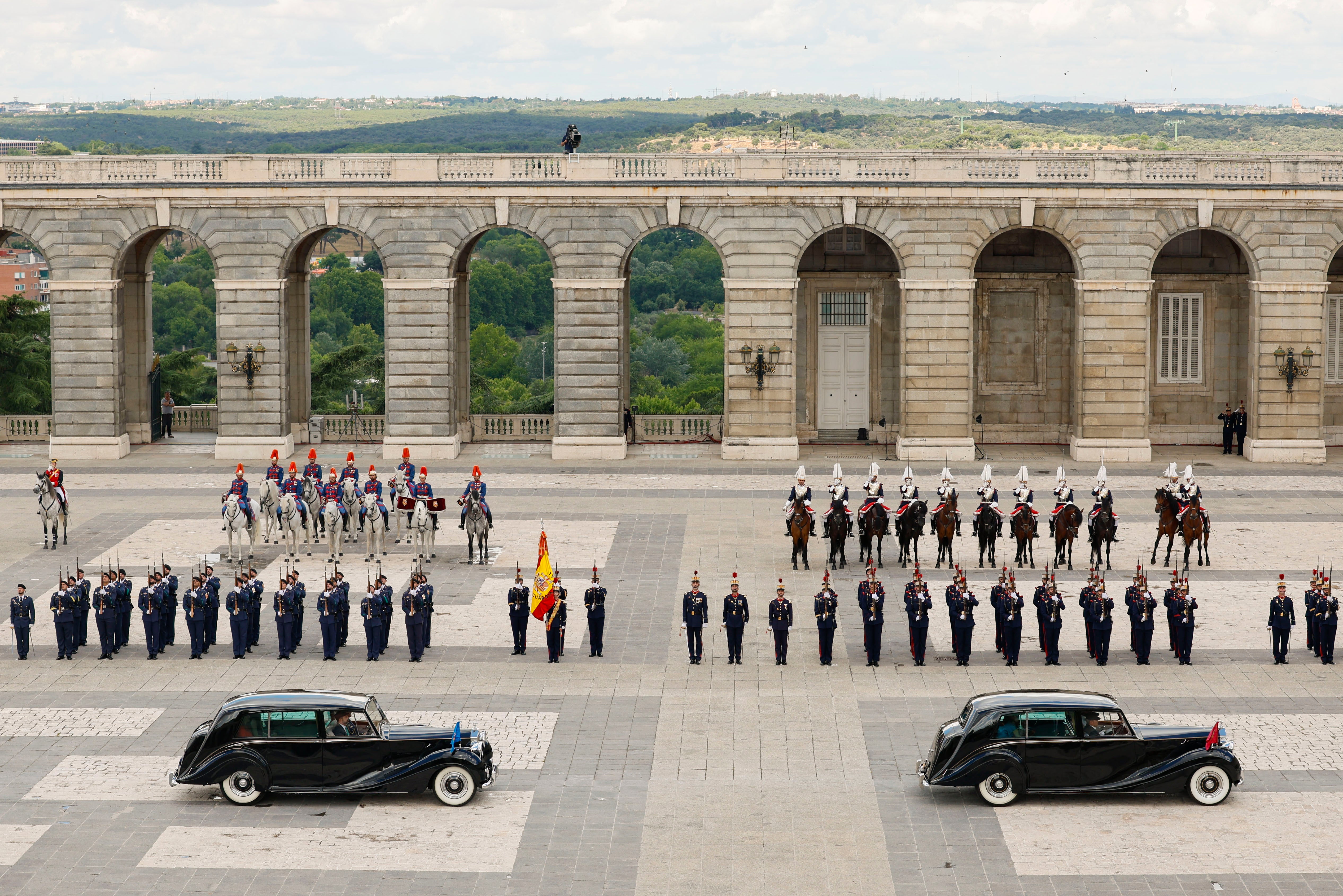 Vista del Patio de Armas del Palacio Real en Madrid donde se conmemora el décimo aniversario del reinado de Felipe VI.