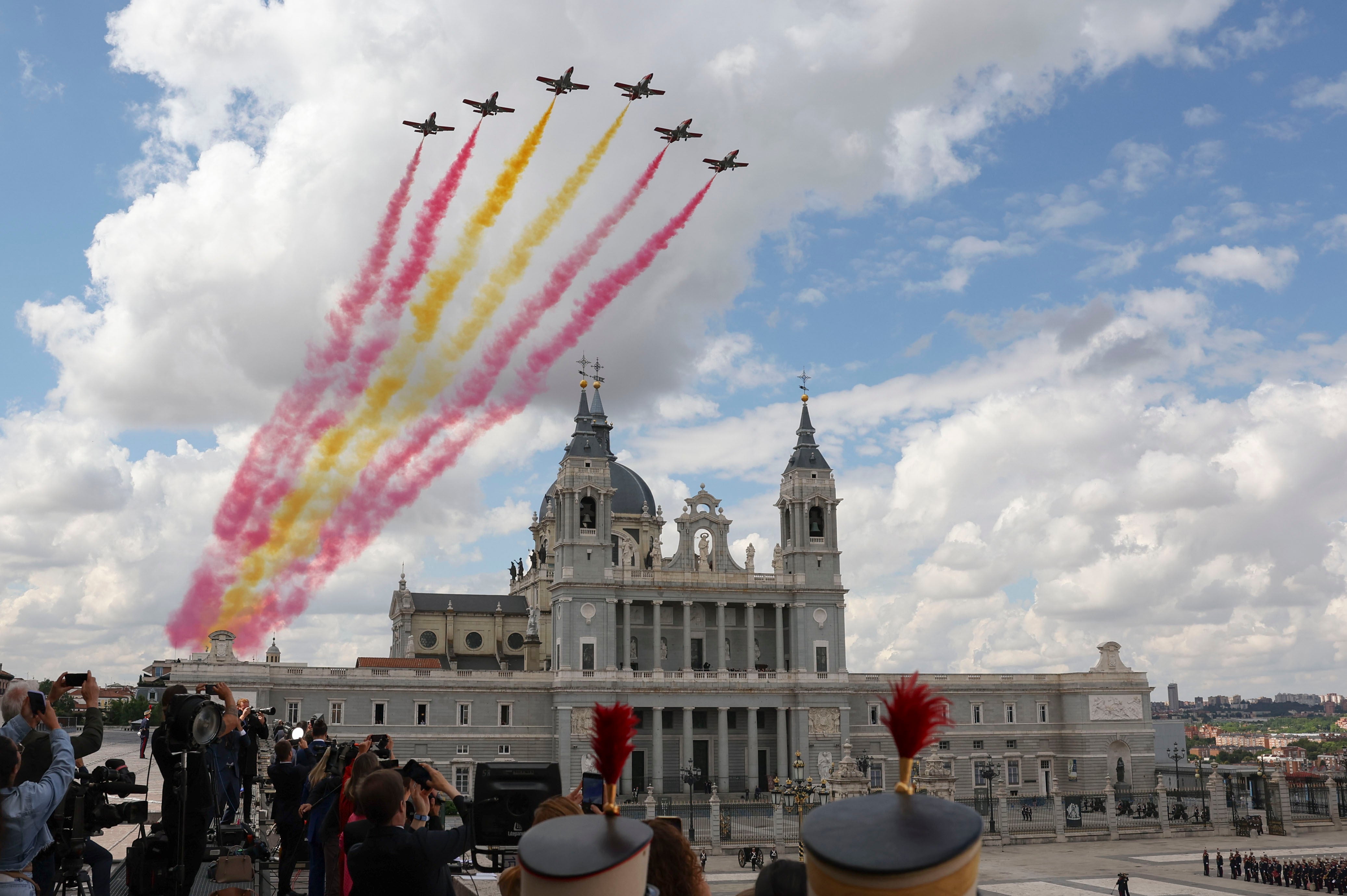 La patrulla Álguila sobrevuela el Patio de Armas del Palacio Real en Madrid donde se conmemora el décimo aniversario del reinado de Felipe VI.