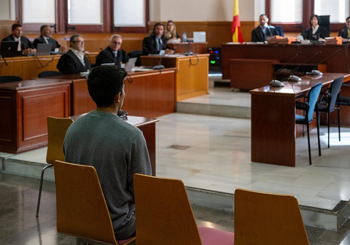 El acusado de la violación de Igualada, durante el juicio en la Audiencia de Barcelona