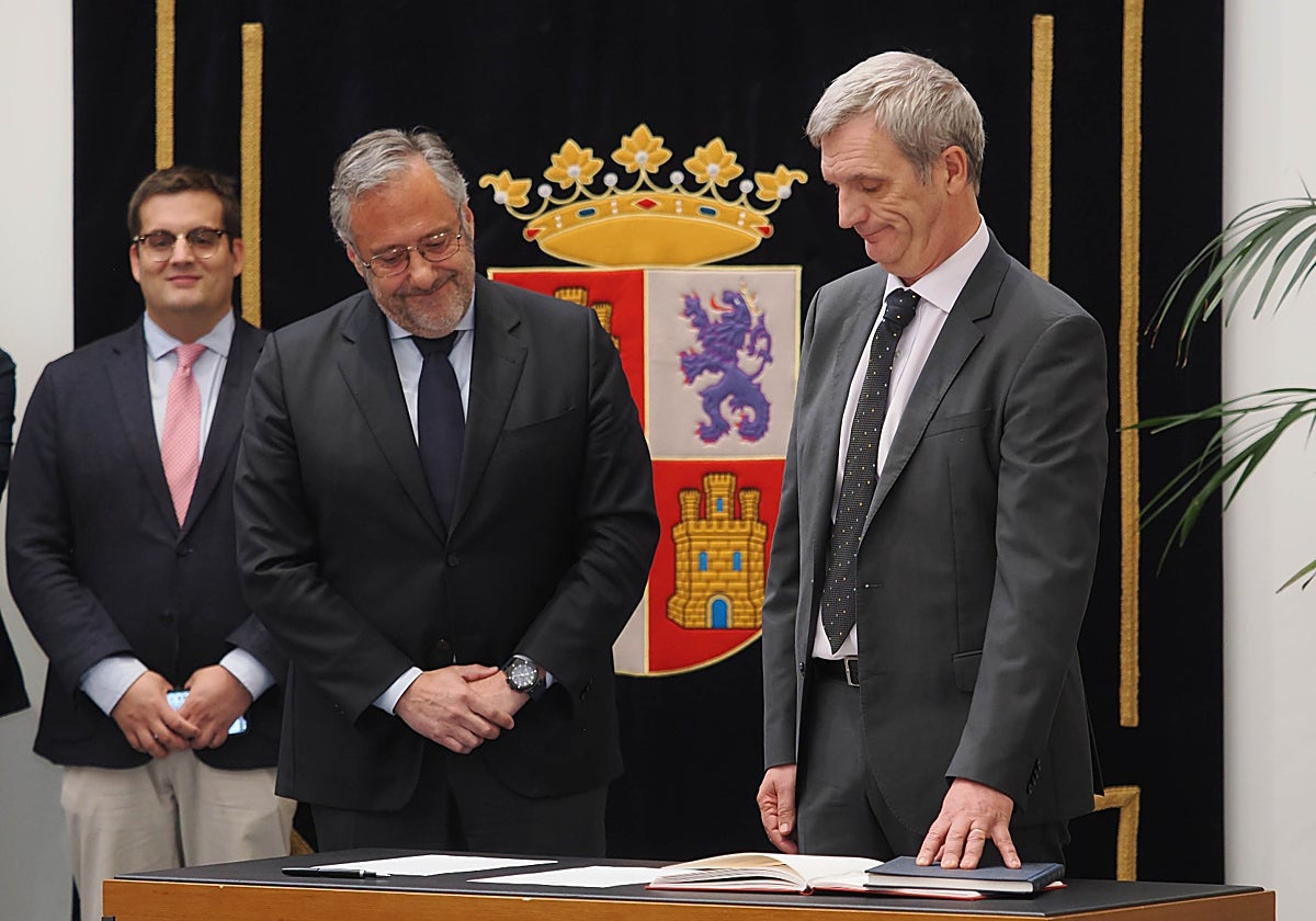 Gracia Romero, en su toma de posesión junto al presidente de las Cortes