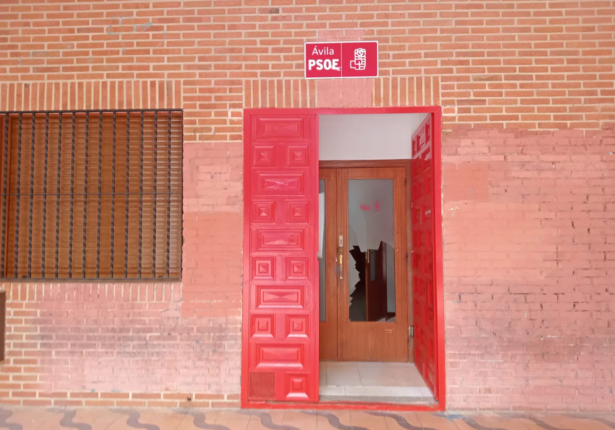 Estado de la puerta de acceso a la sede del PSOE en la capital amurallada