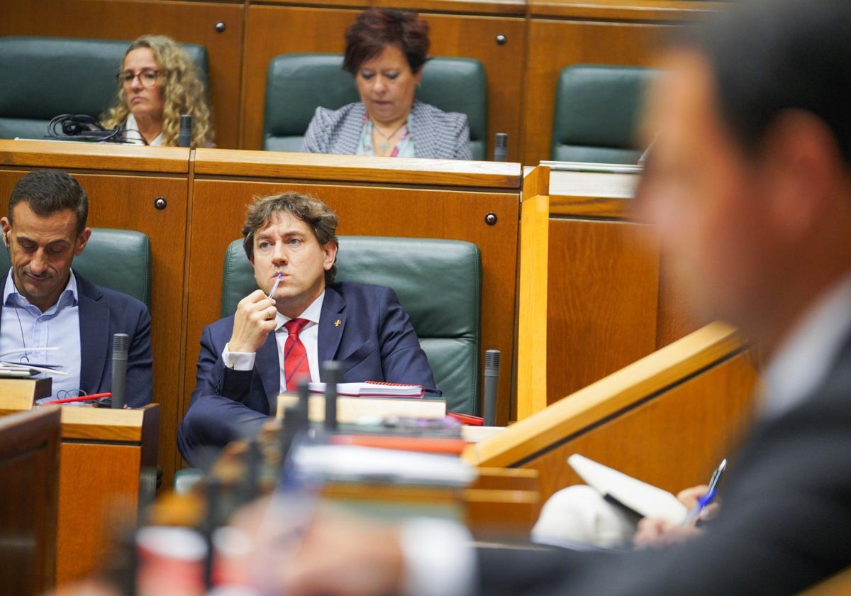 En vídeo: Pradales, durante su discurso en el Parlamento vasco | Foto: El líder del PSE de fondo tras la silueta del próximo lendakari, Imanol Pradales (PNV)