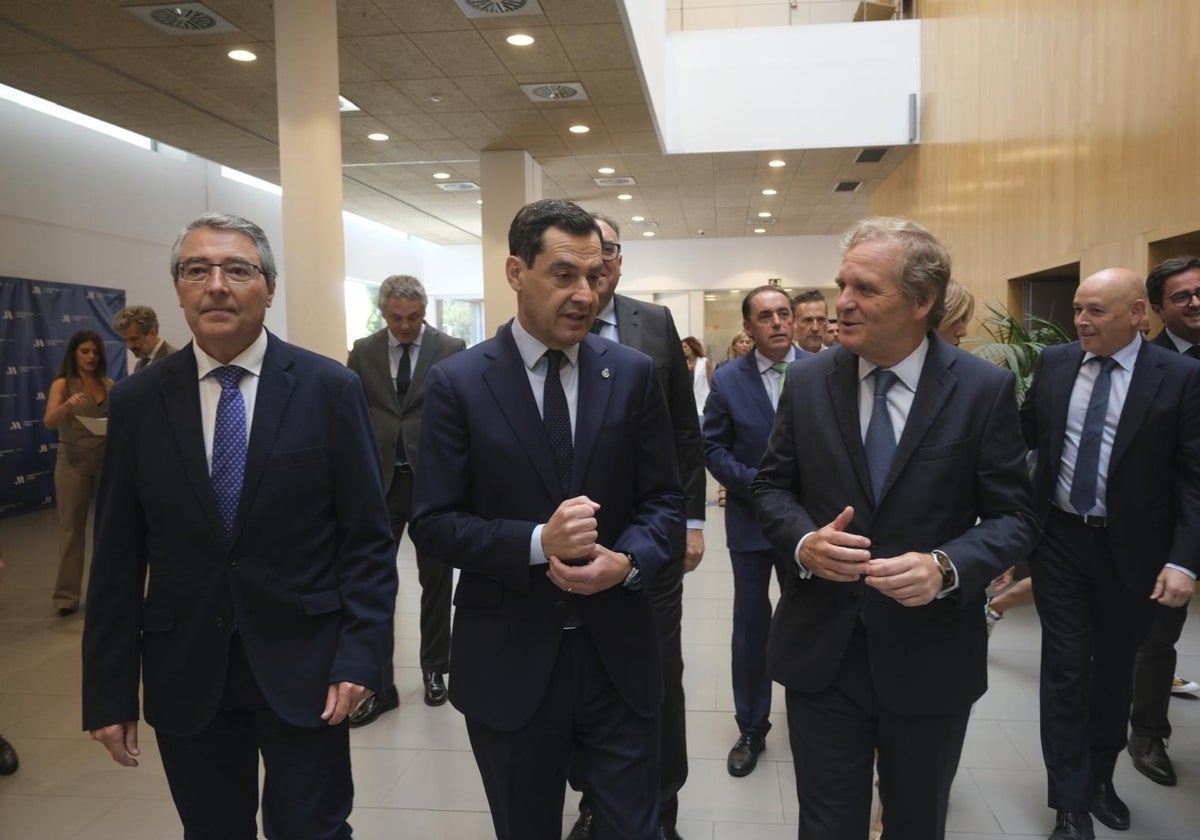 Juanma Moreno, con el presidente de Vocento Ignacio Ybarra y con el presidente de la Diputación de Málaga Francisco Salado