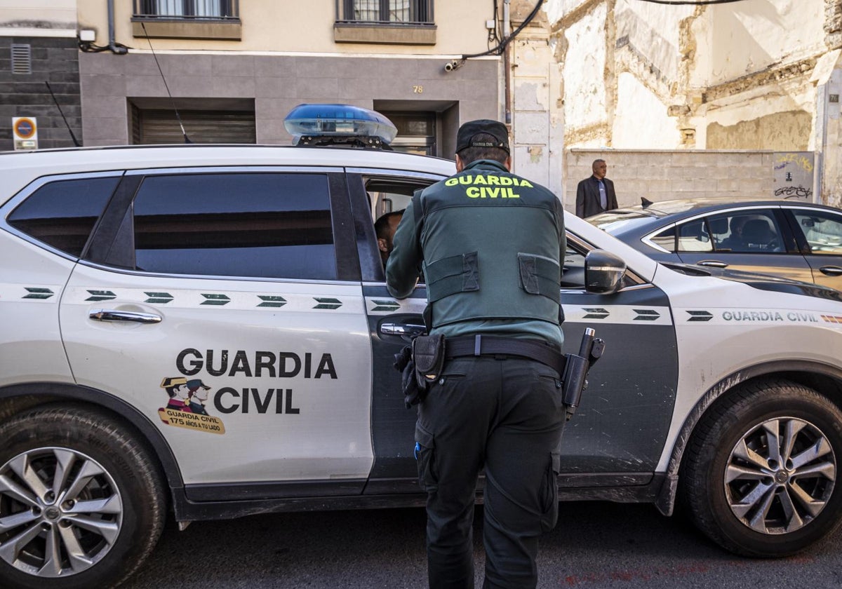 Efectivos de la Guardia Civil en un coche patrulla.