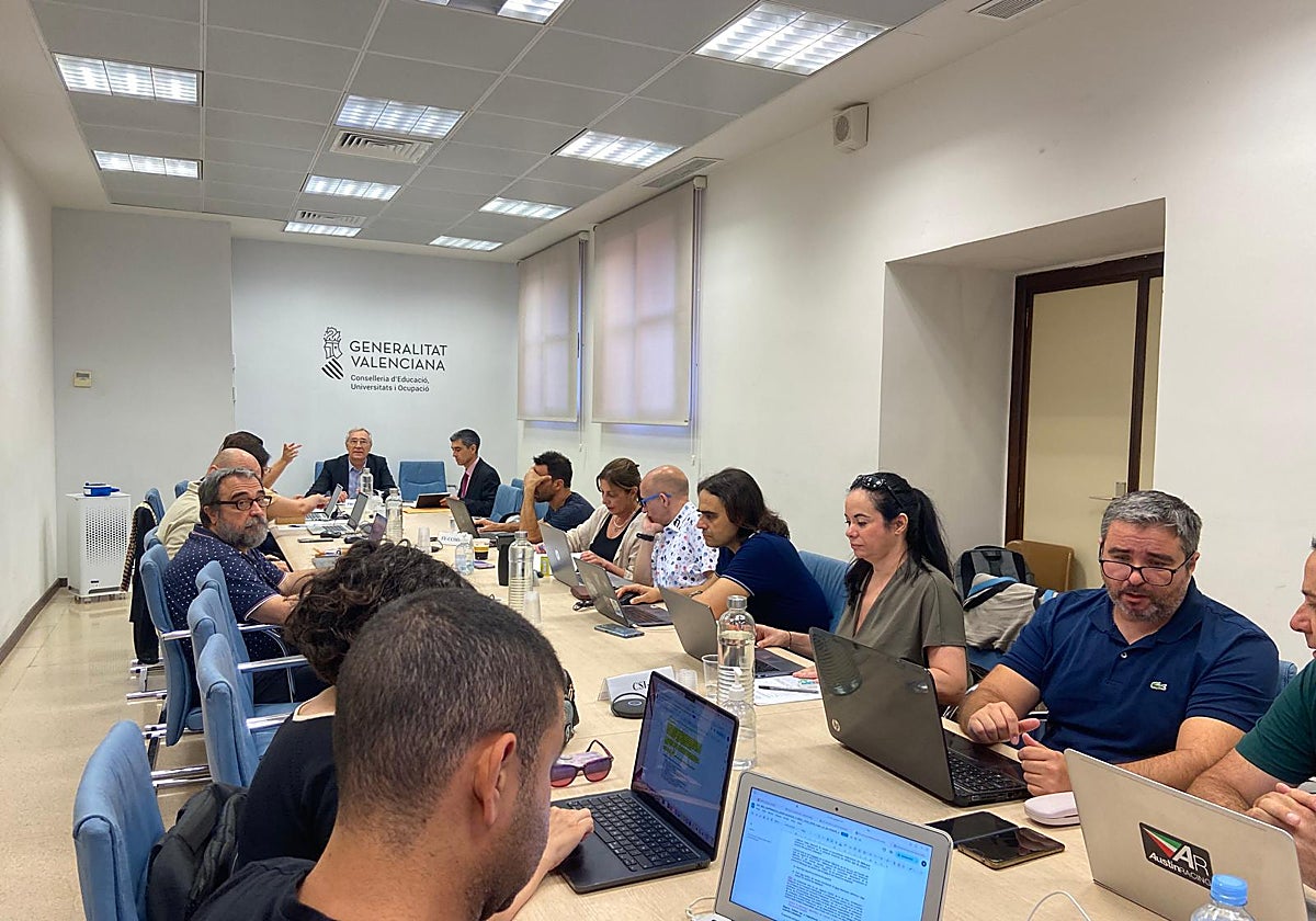 La Conselleria de Educación traslada la propuesta de oferta de empleo público a los sindicatos