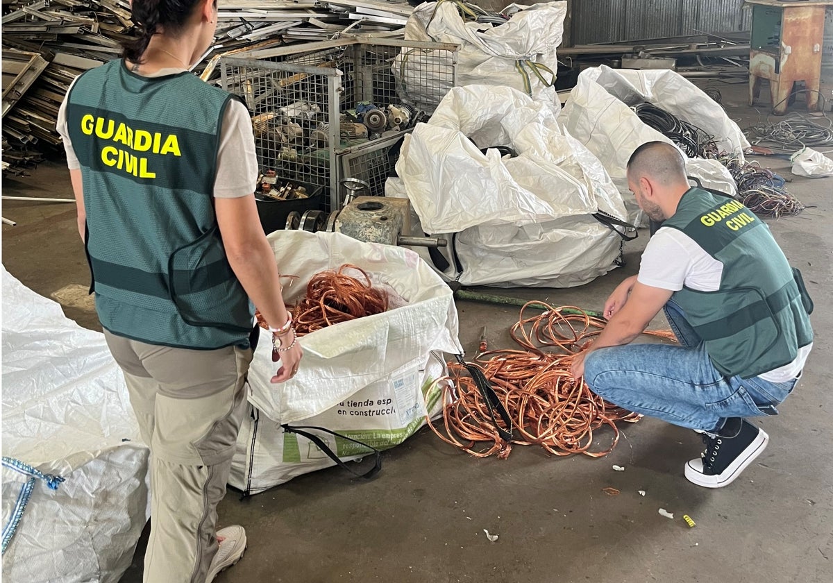 Imagen de agentes de la Guardia Civil con el cobre robado en Castellón