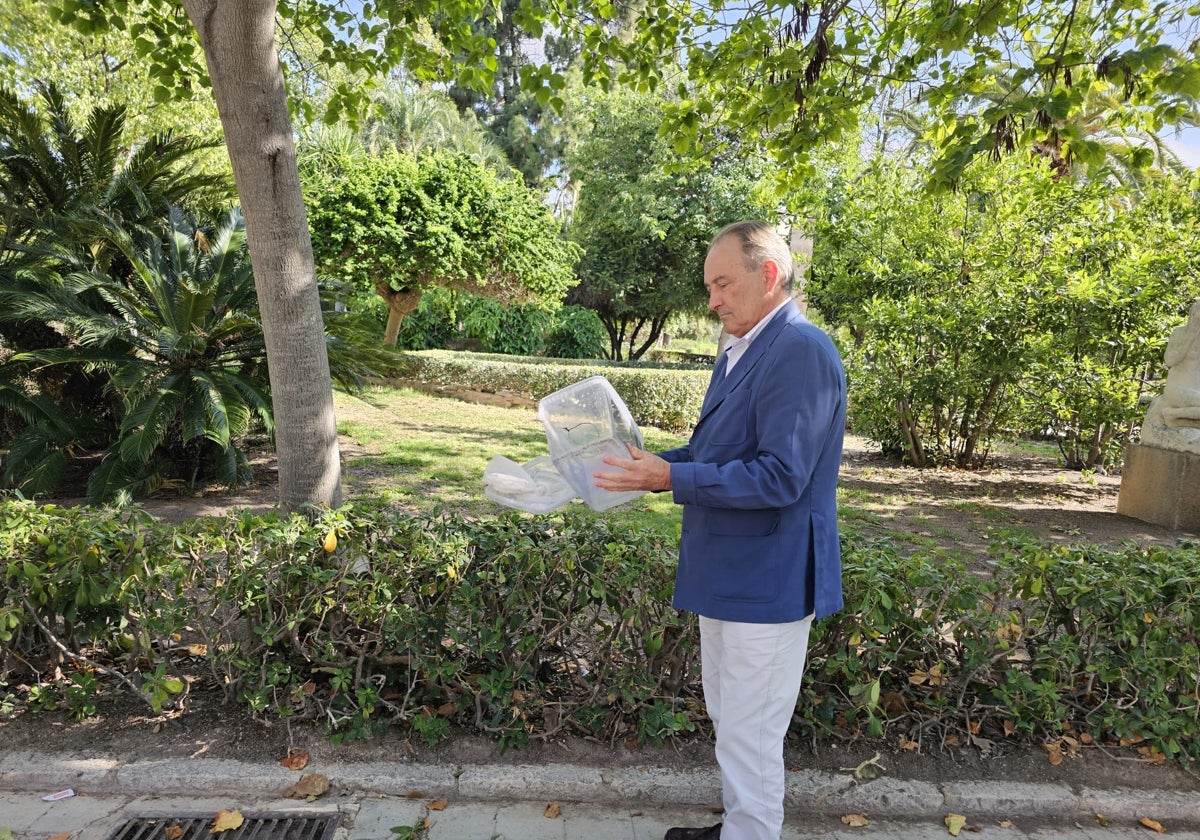 El conseller de Agricultura, Ganadería y Pesca, José Luis Aguirre, asiste a una suelta de mosquitos tigre macho esteriles en Valencia