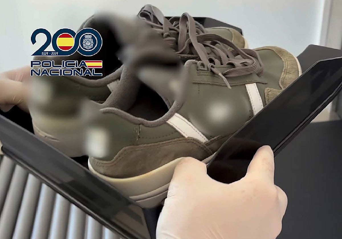 Las zapatillas en las que se hallaba oculto el reloj