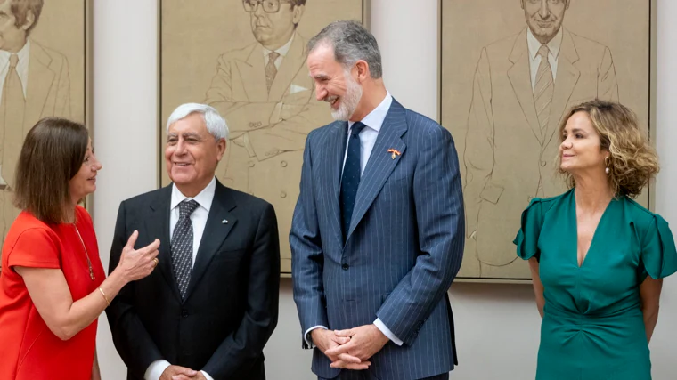 Don Felipe conversa con la presidenta del Congreso junto al premiado y la presidenta de «España Juntos Sumamnos'