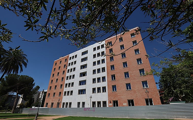 Imagen principal - El edificio de los antiguos juzgados de Córdoba tiene 54 años. Se levantó en 1970 para albergar la Audiencia Provincial y el resto de organismos judiciales entonces. La Ciudad de la Justicia vino a modernizar y mejorarlas condiciones y dejó libre un inmueble de casi 13.000 metros cuadrados en pleno corazón de Córdoba donde la Junta, apoyada en fondos Next Generation, ha hecho una intervención de reciclaje para repartir sus departamentos de manera más holgada. Las obras están al 80% y en 2025 abrirán sus puertas.