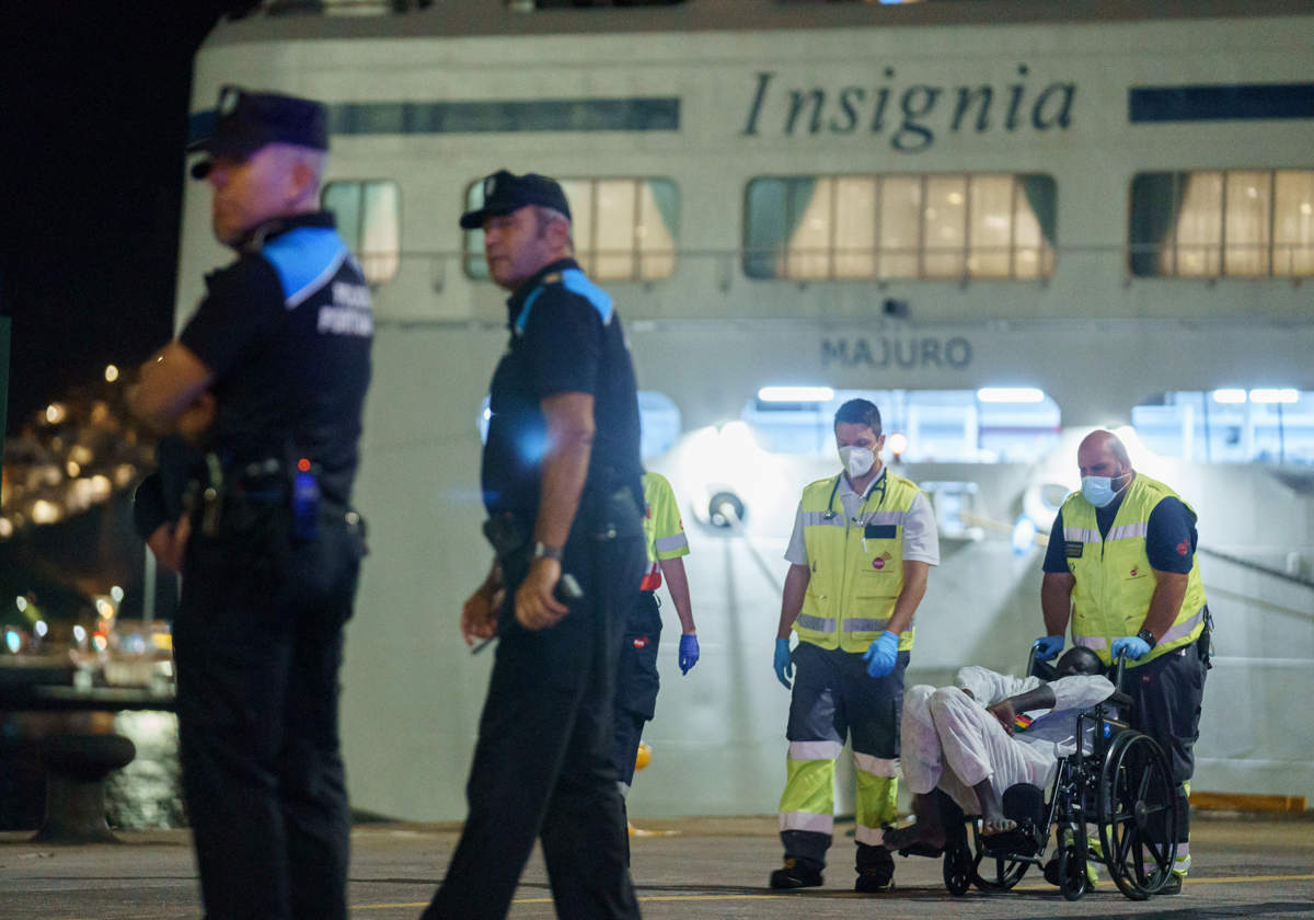 El crucero Insignia, esta madrugada en el puerto de Santa Cruz de Tenerife con los 71 inmigrantes rescatados, cuatro de ellos fallecidos