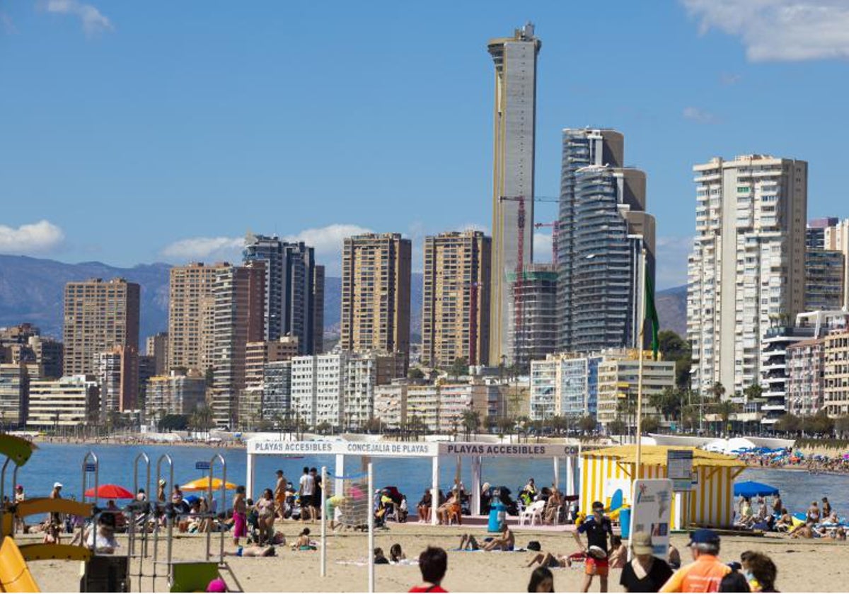 Turistas en la Playa de Levante de Benidorm.