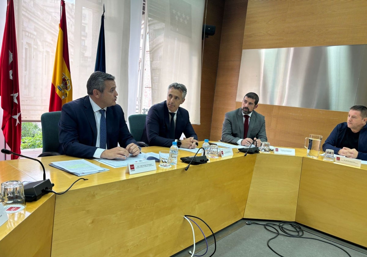 Los consejeros de Vivienda e Interior, Jorge Rodrigo y Carlos Novillo, en la reunión con la Plataforma de Afectados por la Ocupación