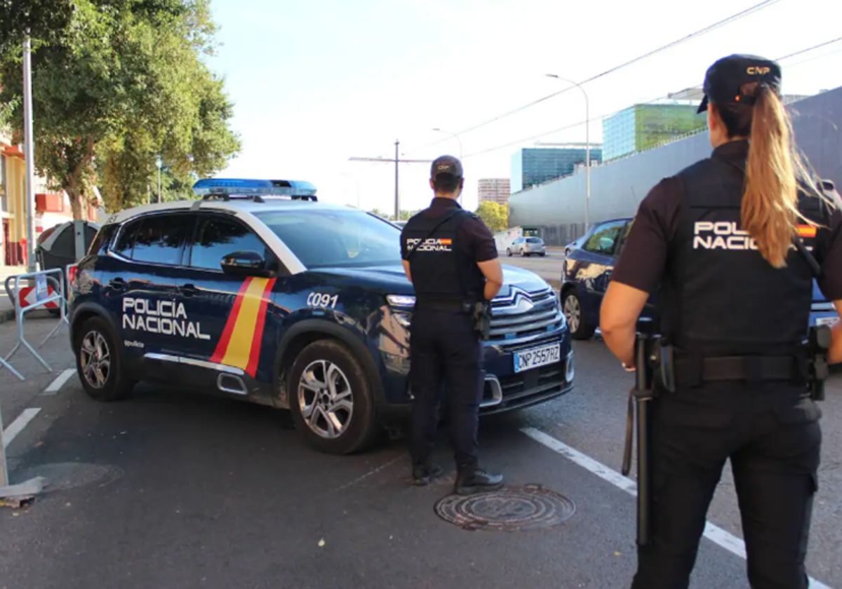 Imagen de dos agentes de Policía Nacional en foto de archivo