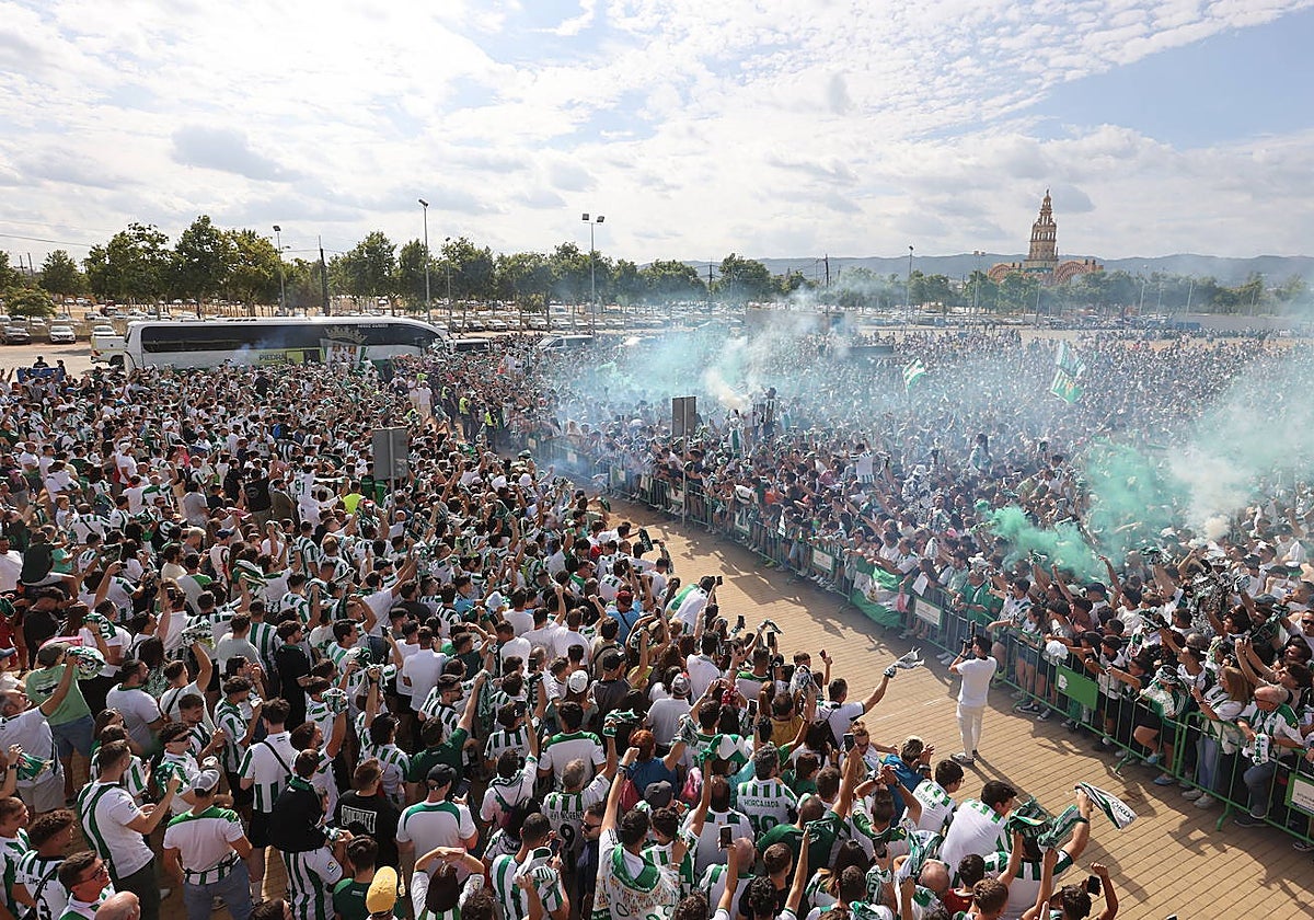 La afición recibe al equipo durante el partido ante la Ponferradina en El Arcángel