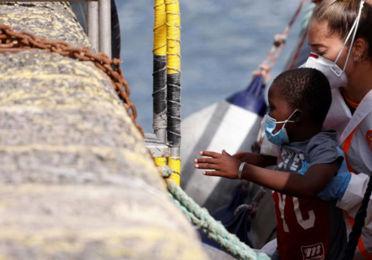 Uno de los menores rescatados en el muelle de Arguineguín, Gran Canaria