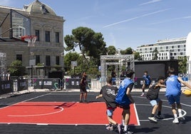 La plaza de Colón, cancha real y virtual para los forofos del baloncesto