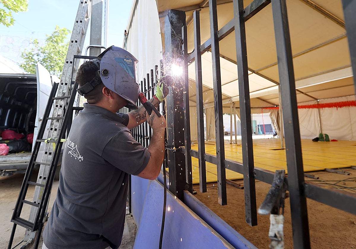Trabajos de montaje de una de las casetas de la Feria de Nuestra Señora de la Salud de Córdoba