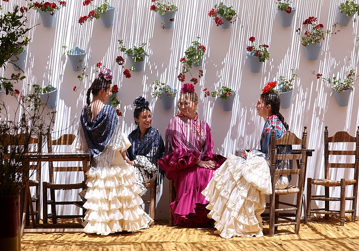 Un grupo de jóvenes, en una caseta tradicional en la Feria de Córdoba de 2024