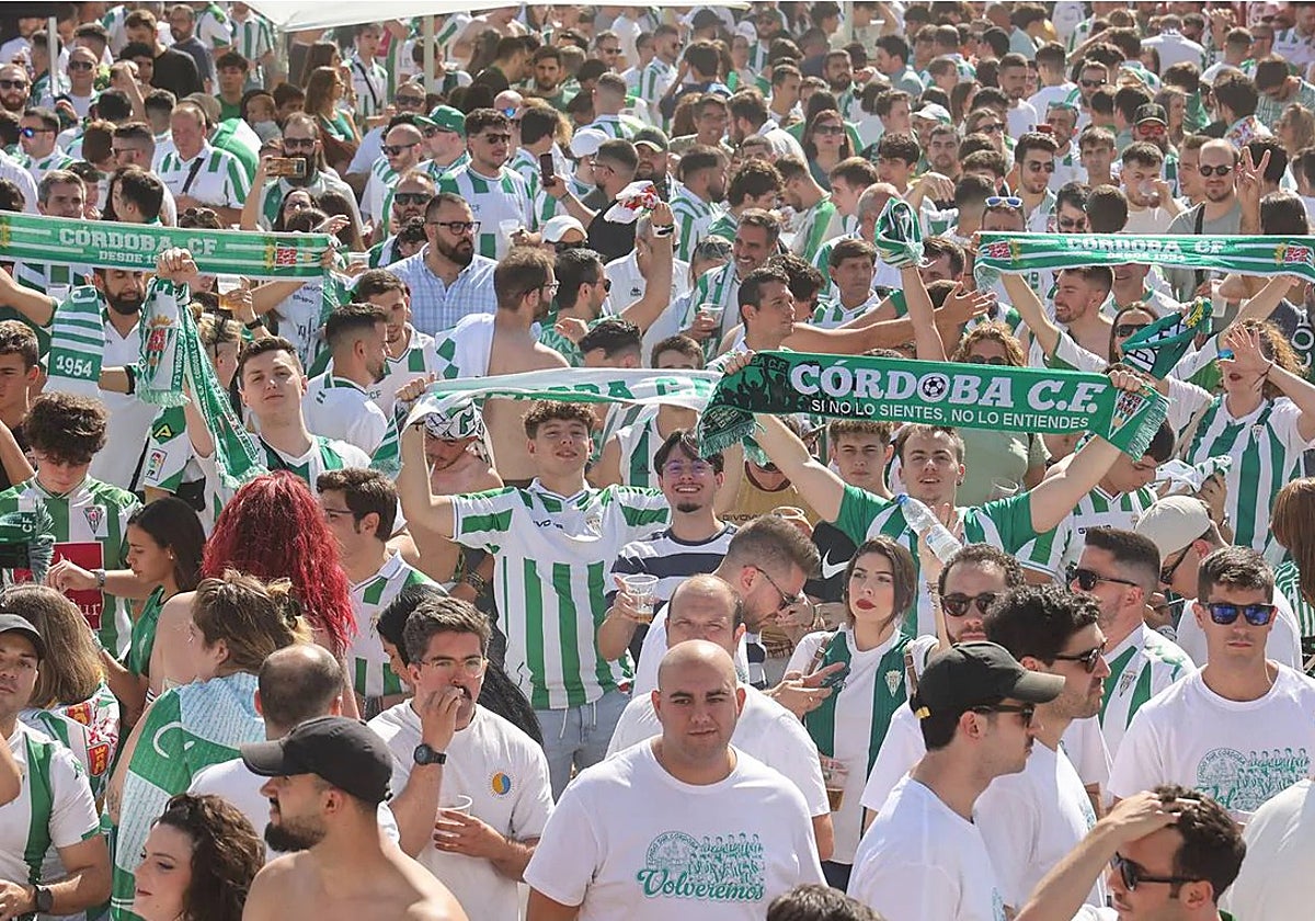 La afición blanquiverde en la Fan Zone de la semifinal del play off de ascenso