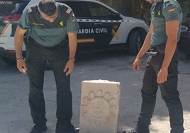 La Guardia Civil recupera un sillar labrado de una iglesia de Doña Mencía que estaba en una piscina