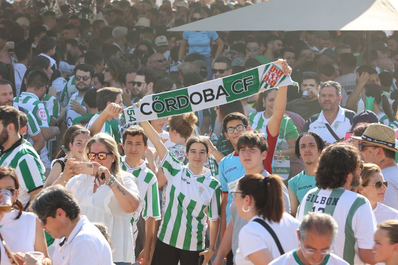 Fotos: el espectacular recibimiento de la afición al Córdoba CF y el ambiente en la Fan Zone