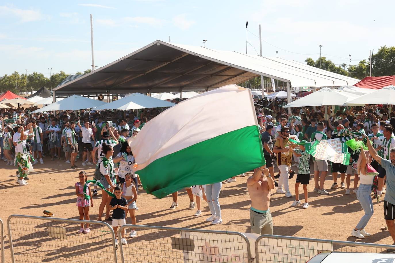 Fotos: el espectacular recibimiento de la afición al Córdoba CF y el ambiente en la Fan Zone