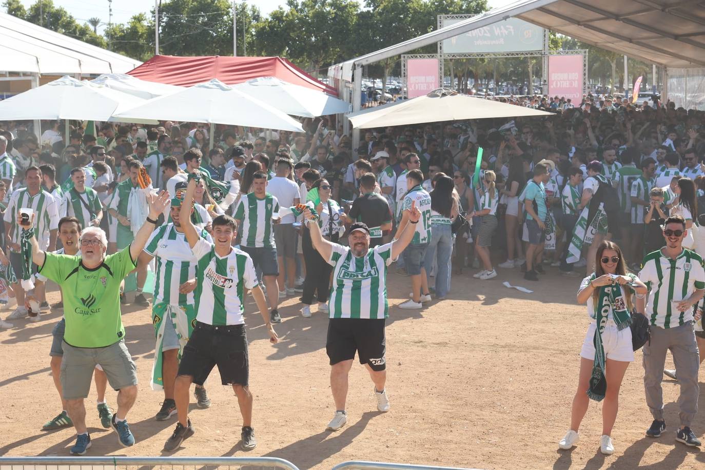 Fotos: el espectacular recibimiento de la afición al Córdoba CF y el ambiente en la Fan Zone