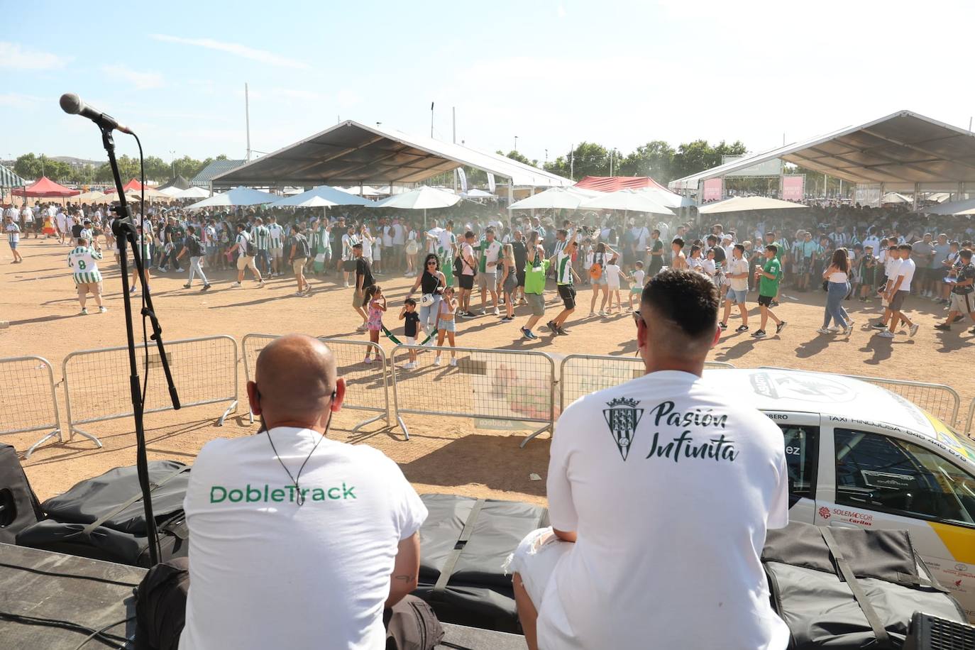 Fotos: el espectacular recibimiento de la afición al Córdoba CF y el ambiente en la Fan Zone