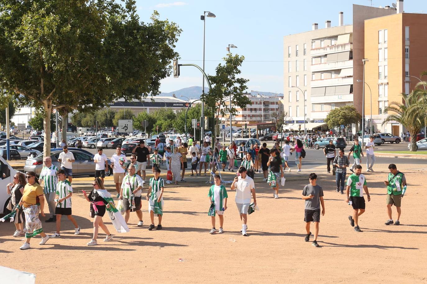 Fotos: el espectacular recibimiento de la afición al Córdoba CF y el ambiente en la Fan Zone